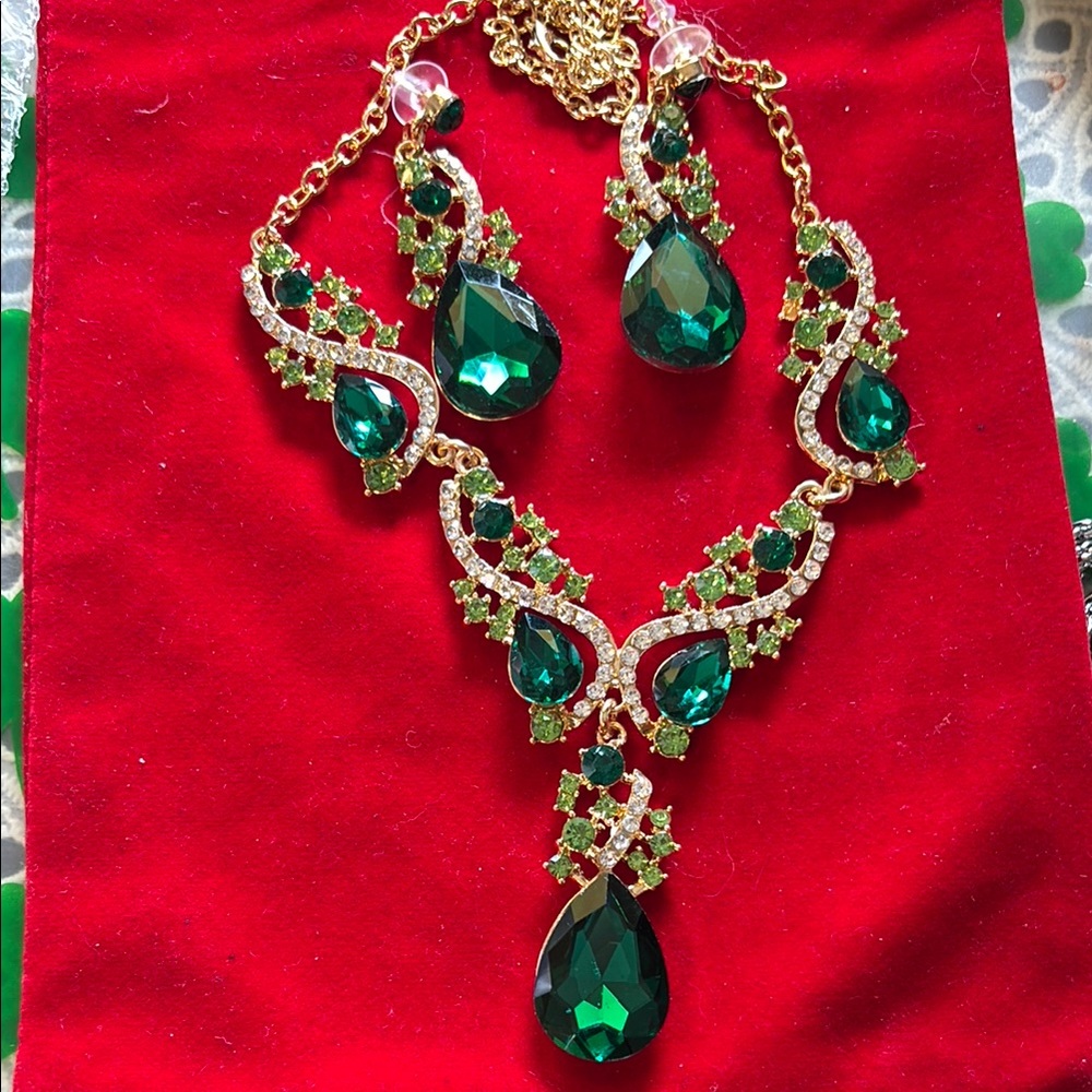 Victorian-Inspired Green and Gold Necklace with Teardrop Crystals